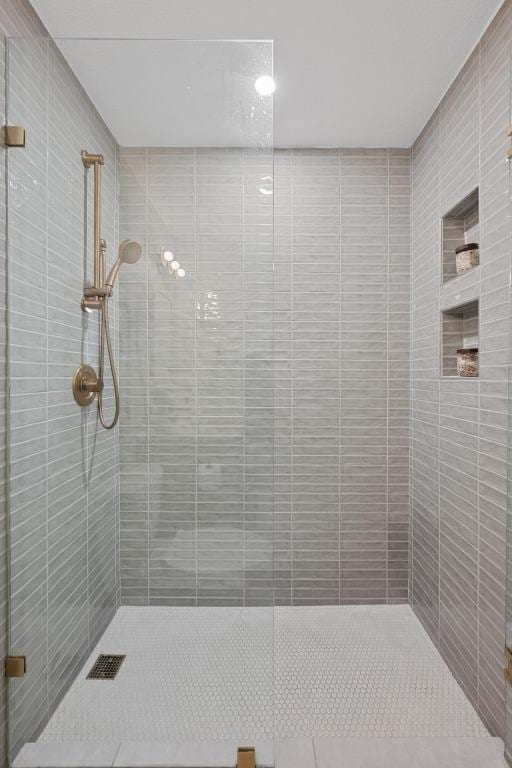 bathroom featuring tiled shower