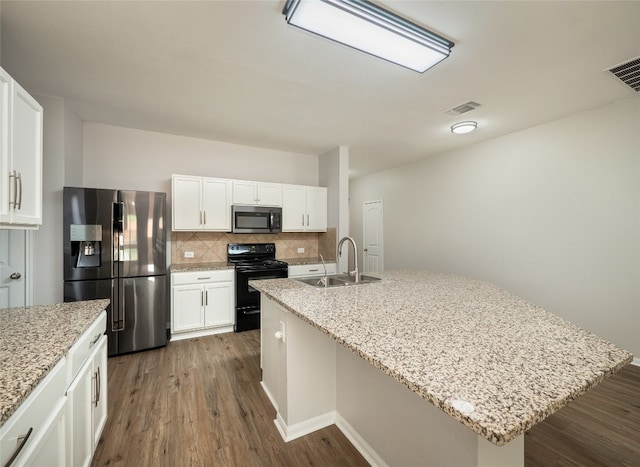 kitchen with visible vents, black electric range, a sink, stainless steel fridge, and dark wood-type flooring