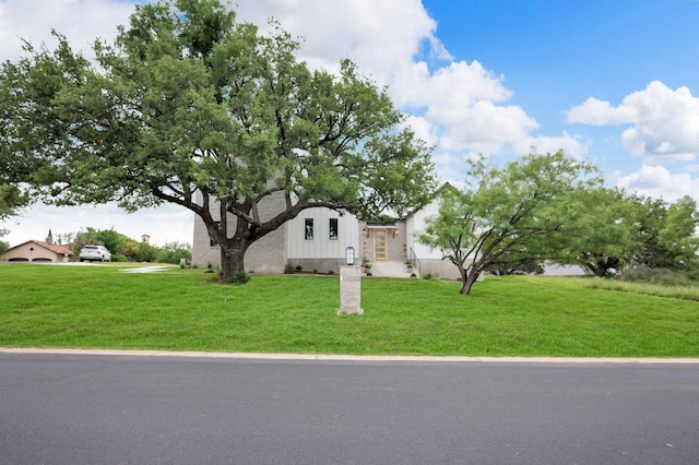 309 Alabaster, Horseshoe Bay, TX 78657 - view of front of property with a front yard