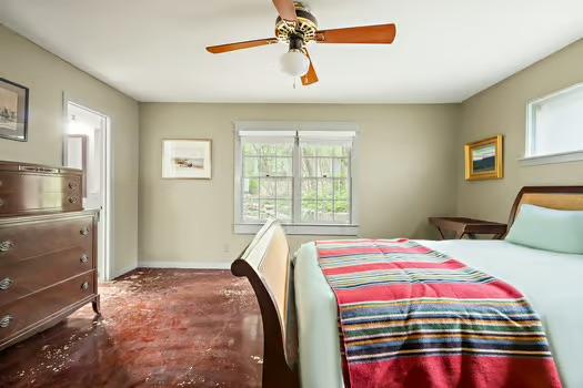 bedroom featuring baseboards and ceiling fan