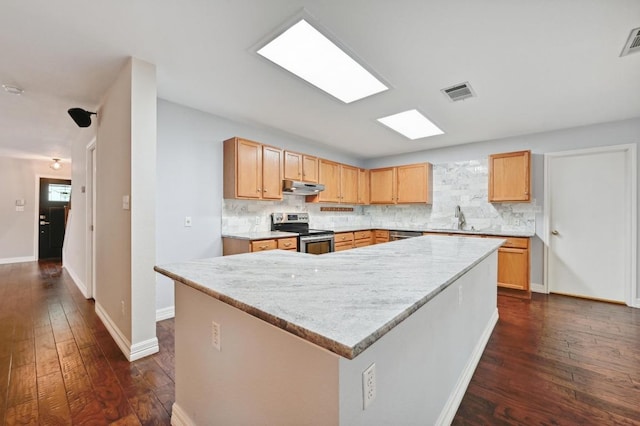 kitchen featuring visible vents, dark wood-type flooring, stainless steel range with electric cooktop, and tasteful backsplash