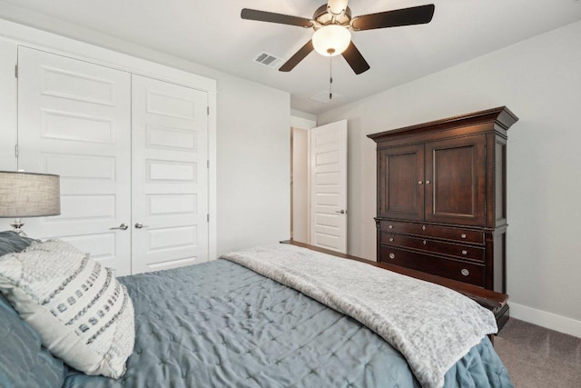 carpeted bedroom featuring visible vents, a ceiling fan, baseboards, and a closet