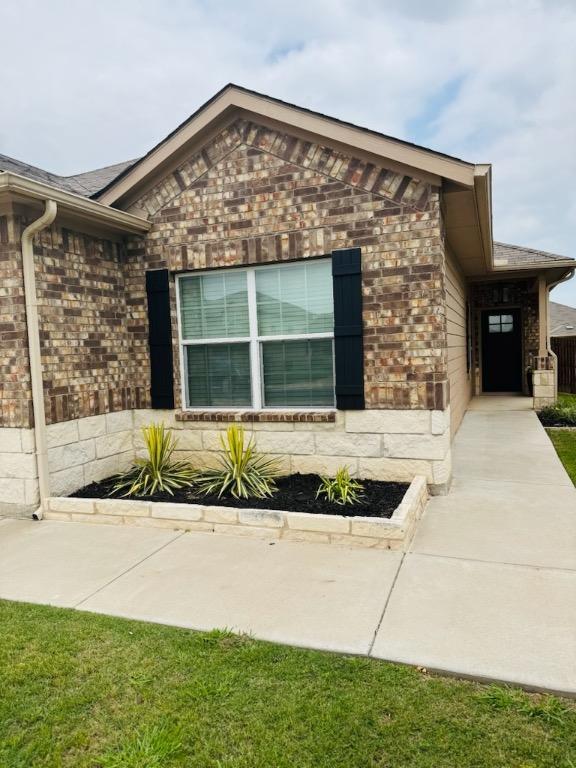 1045 Gaelic Dr, Georgetown, TX 78626 - view of side of property featuring brick siding