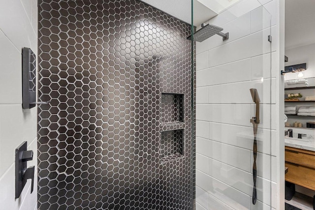 bathroom featuring a tile shower