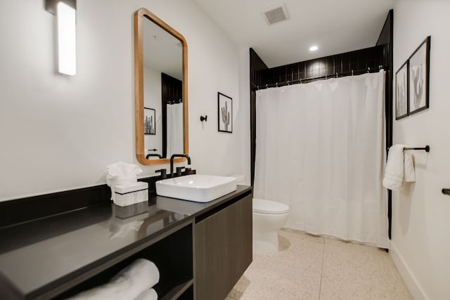 full bathroom featuring visible vents, vanity, baseboards, toilet, and a shower with shower curtain