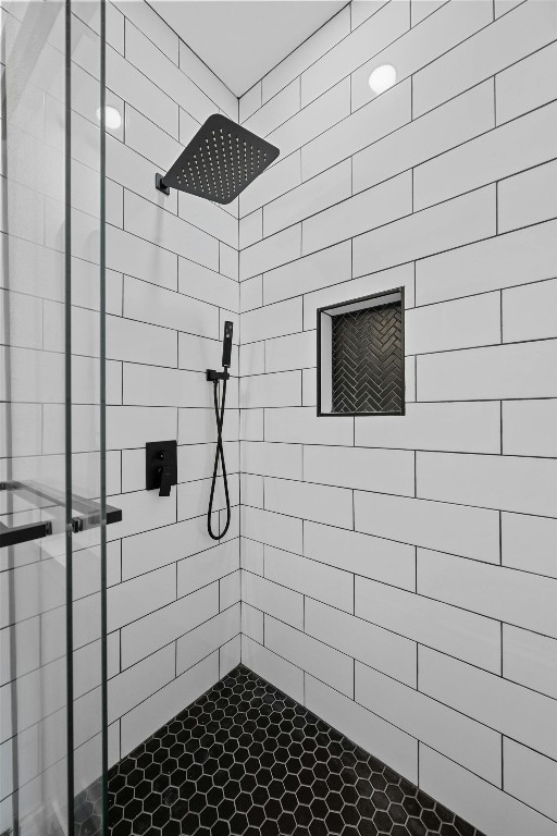 full bathroom featuring a tile shower