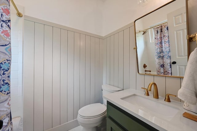 full bath with toilet, a shower with shower curtain, and vanity