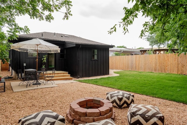 view of yard featuring fence, a patio area, and an outdoor fire pit