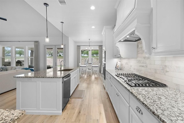 275 Axis Cir, Fredericksburg, TX 78624 - kitchen with a sink, appliances with stainless steel finishes, light wood finished floors, white cabinets, and an island with sink