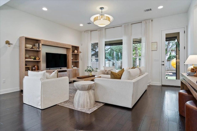 living area featuring recessed lighting, baseboards, visible vents, and dark wood-style floors