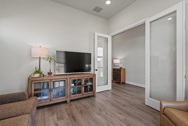 living room featuring baseboards, recessed lighting, wood finished floors, and visible vents