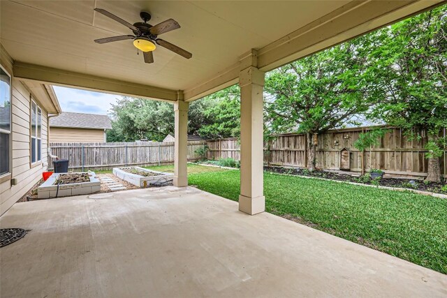 view of patio featuring a fenced backyard, ceiling fan, and a garden