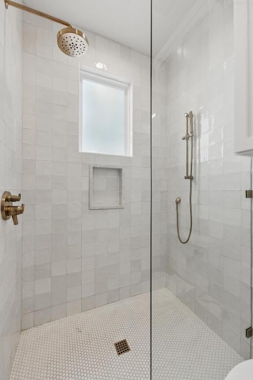 bathroom featuring tiled shower