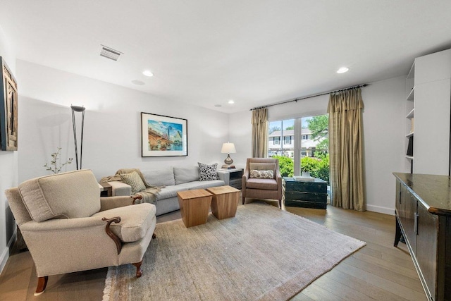 living area featuring baseboards, recessed lighting, light wood-style flooring, and visible vents
