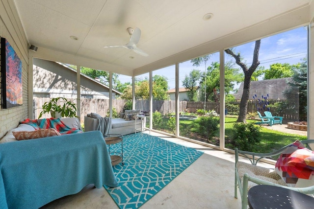 sunroom featuring an outdoor hangout area and ceiling fan