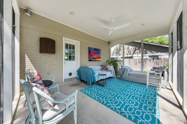 sunroom with ceiling fan
