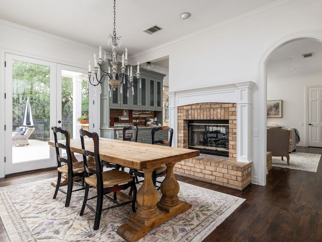 dining area featuring visible vents and crown molding