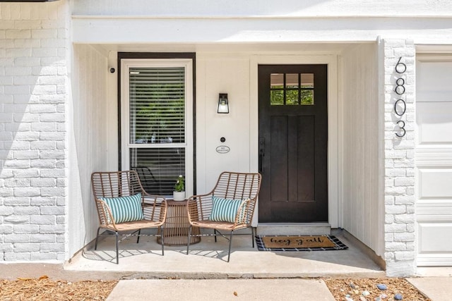 entrance to property featuring covered porch