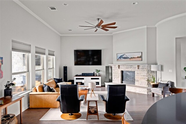 living area featuring visible vents, crown molding, ceiling fan, and wood finished floors