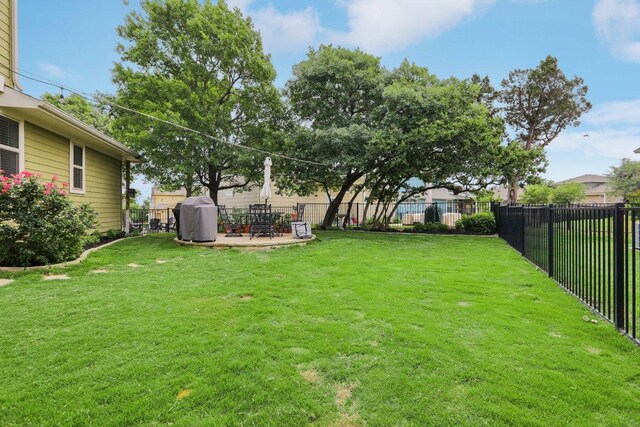 view of yard featuring a fenced backyard and a patio area
