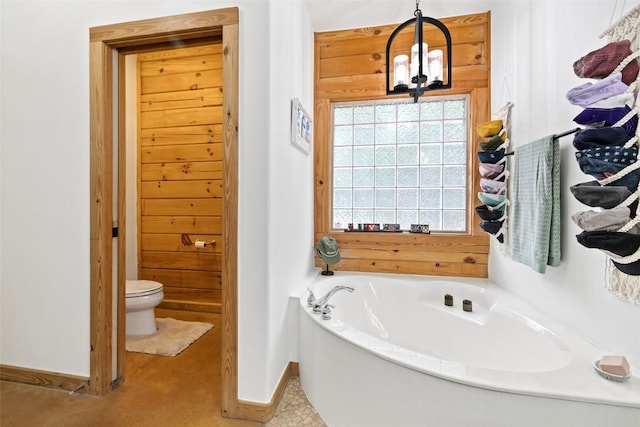 9854 N Weir Loop Cir, Austin, TX 78736 - full bathroom with toilet, baseboards, a notable chandelier, and a garden tub