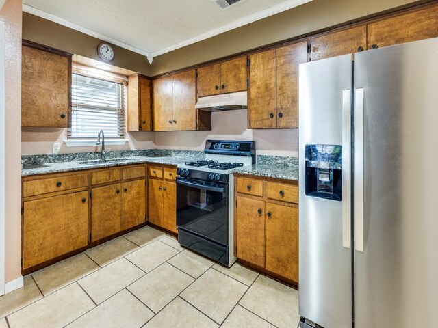kitchen with crown molding, under cabinet range hood, stainless steel fridge with ice dispenser, a sink, and gas stove