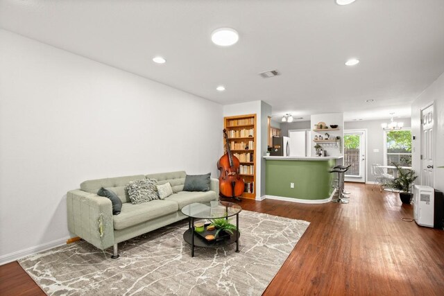 living area with a chandelier, recessed lighting, baseboards, visible vents, and dark wood-style floors