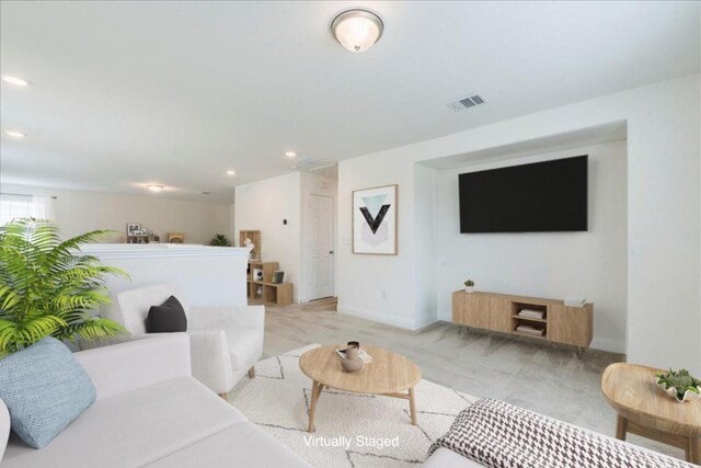living room featuring visible vents, recessed lighting, baseboards, and light carpet