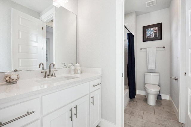 full bathroom with visible vents, vanity, toilet, baseboards, and shower / tub combo