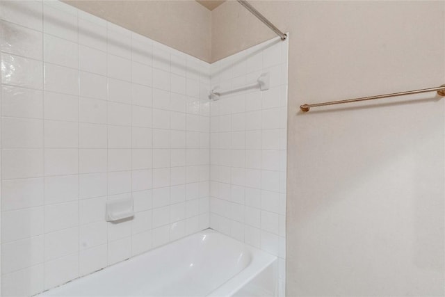 bathroom with tub / shower combination