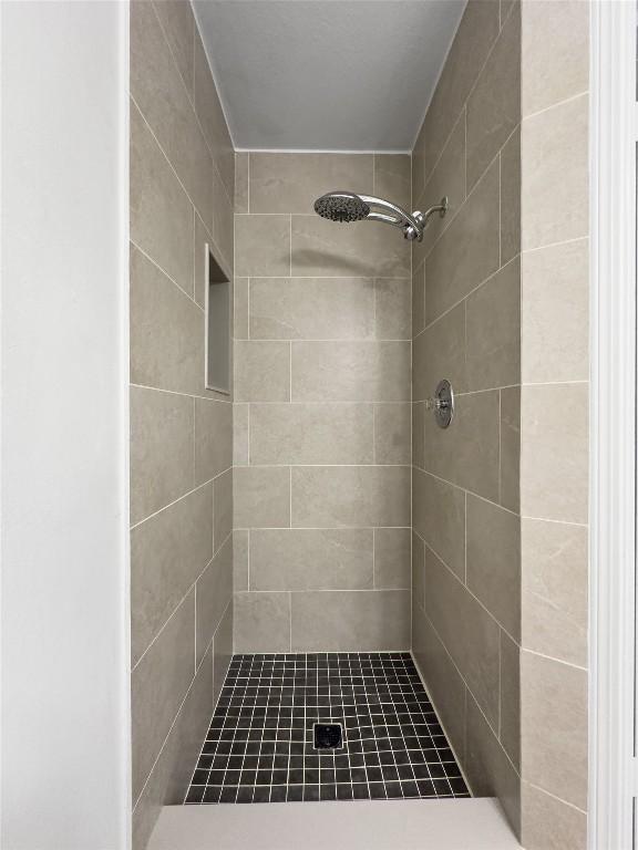 bathroom featuring a tile shower