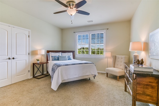 bedroom with carpet floors, baseboards, visible vents, and ceiling fan