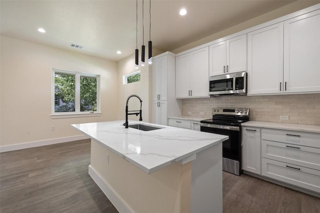 kitchen featuring visible vents, dark wood-style flooring, baseboards, a sink, and stainless steel appliances