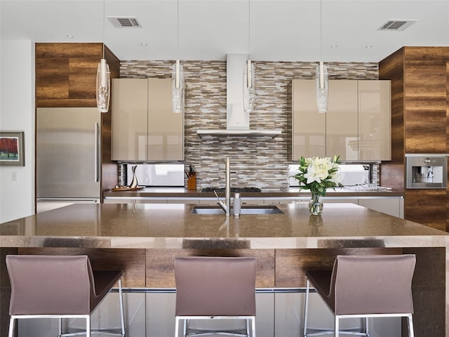 kitchen featuring visible vents, modern cabinets, and backsplash
