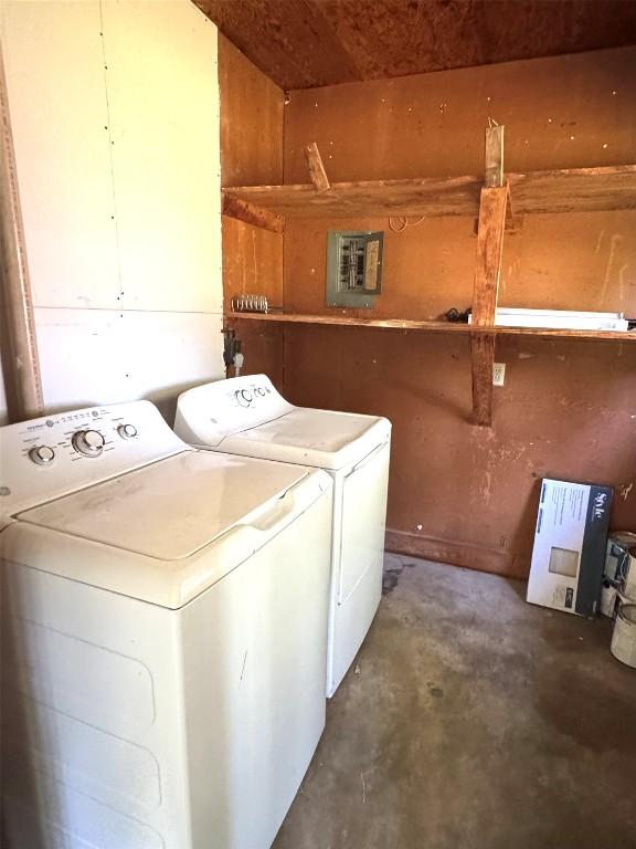 washroom with laundry area and independent washer and dryer