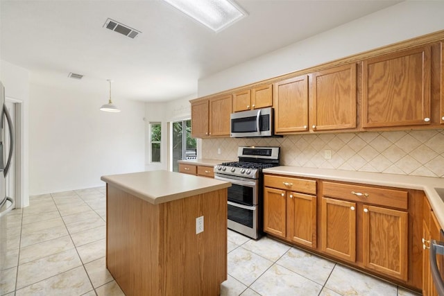 kitchen featuring visible vents, tasteful backsplash, a kitchen island, and stainless steel appliances