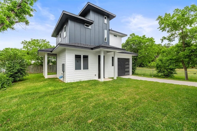 1000B Vargas Rd Unit B, Austin, TX 78741 - back of property featuring fence, board and batten siding, a lawn, and driveway