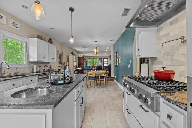 kitchen with visible vents, stainless steel gas cooktop, custom exhaust hood, recessed lighting, and a sink