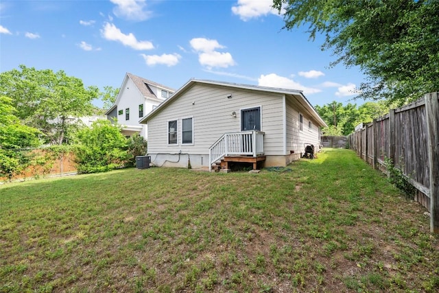 5009 Lott Ave, Austin, TX 78721 - back of house with a fenced backyard