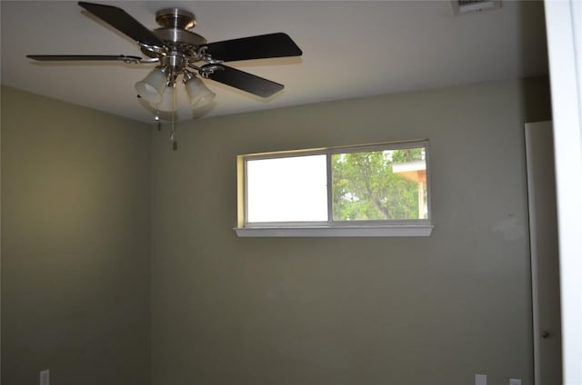 5009 Lott Ave, Austin, TX 78721 - unfurnished room with a ceiling fan