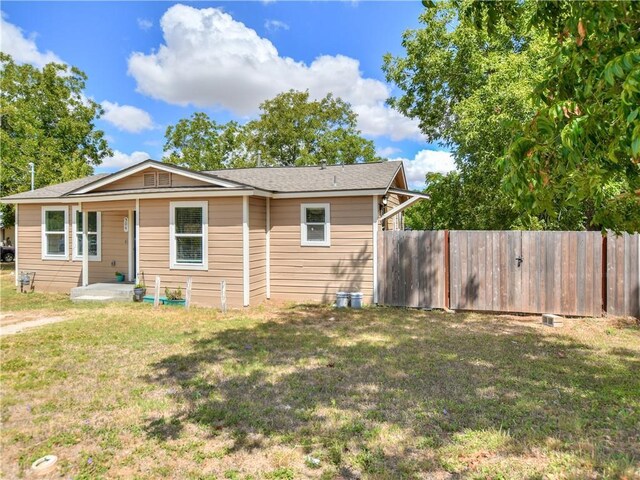 view of front of property featuring fence and a front yard