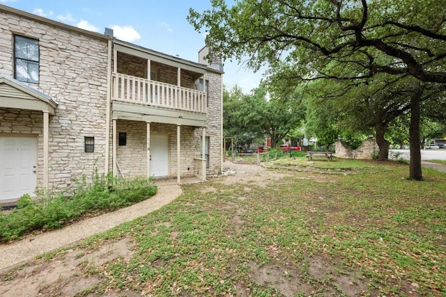 view of yard with a balcony