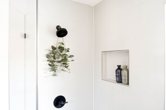 details with a tile shower