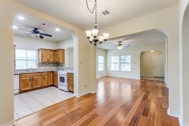 kitchen featuring visible vents, light wood-style floors, ceiling fan with notable chandelier, and white appliances