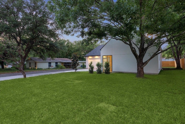 view of front of house featuring driveway and a front lawn