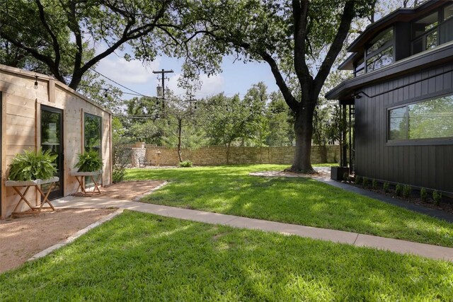 view of yard featuring a fenced backyard