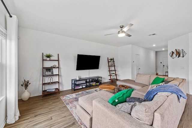living area featuring ceiling fan, visible vents, baseboards, light wood-style floors, and recessed lighting