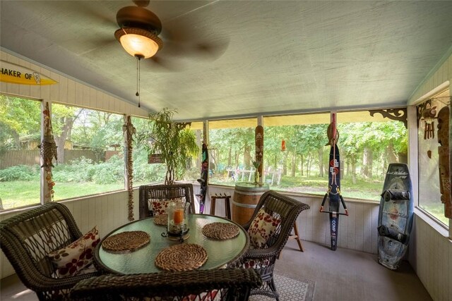sunroom with ceiling fan