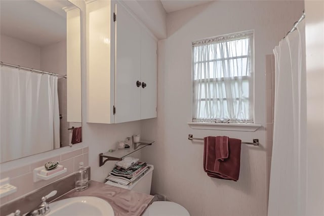 full bathroom with a shower with curtain, vanity, and toilet