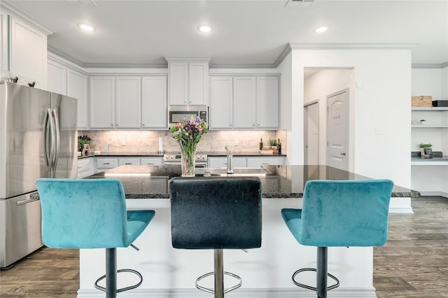 4118 Cripple Creek Dr, Temple, TX 76502 - kitchen featuring stainless steel appliances, dark wood-style floors, a breakfast bar area, a center island with sink, and recessed lighting